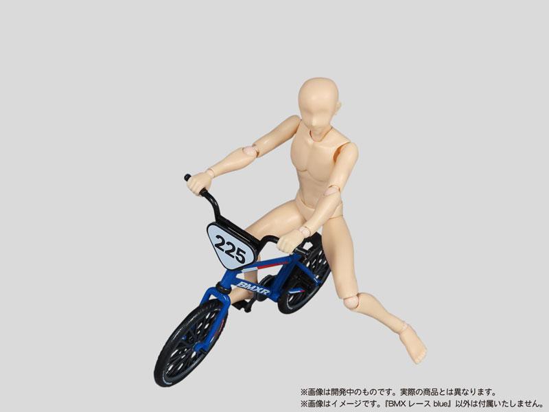Puripura系列藍色BMX賽車塑膠模型,由可動人偶騎乘展示。