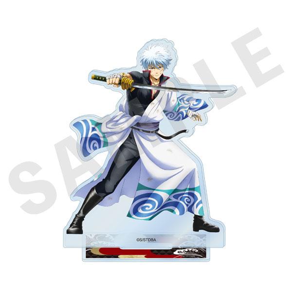 「銀魂」紅櫻篇立牌:武士持劍的姿勢,白色和服上有藍色圖案。