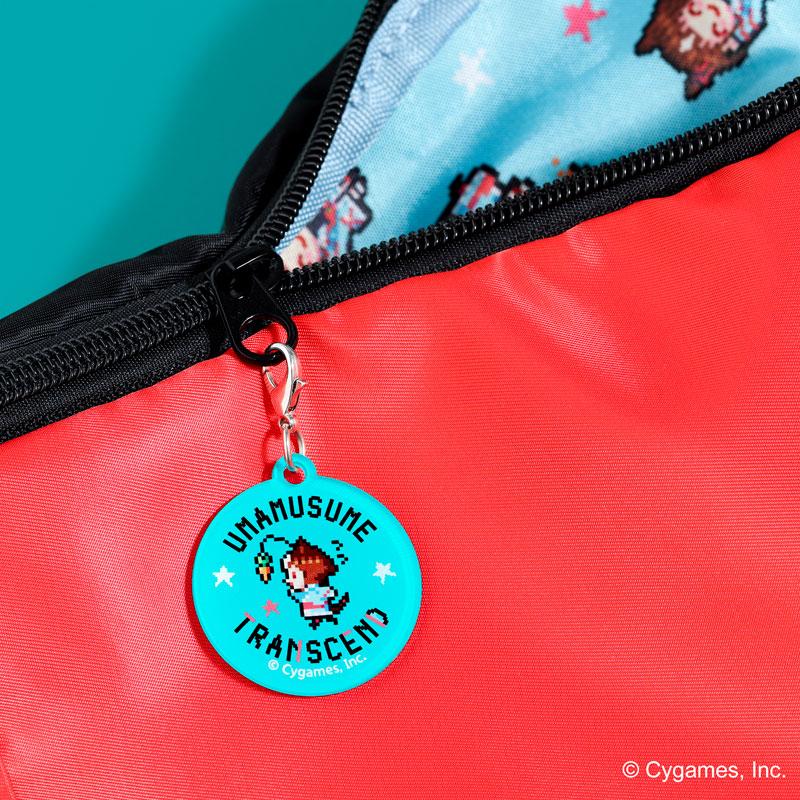 賽馬娘創升腰包細節:拉鍊上的角色像素風格吊飾,紅色包身及內部圖案。