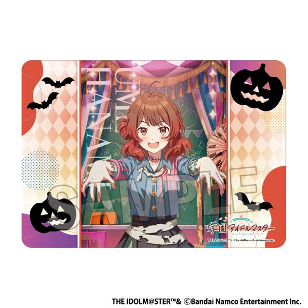 學園偶像大師遊戲墊:花海佑芽萬聖節造型,殭屍主題裝扮,背景有蝙蝠和南瓜裝飾。