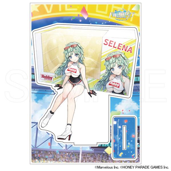 瑟蕾娜·露易絲立牌,賽車服裝,背景為體育場景。