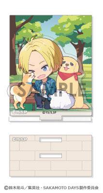 坂本日常 Acryroom, 朝倉新坐在公園長椅上,身旁有小狗和戴著紅色圍巾的狗。