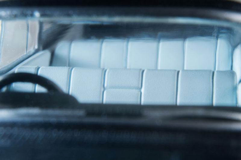 Tomica Limited Vintage LV-206b 豐田皇冠 Custom 67年式 (灰色) 內裝細節,淺色座椅及方向盤。