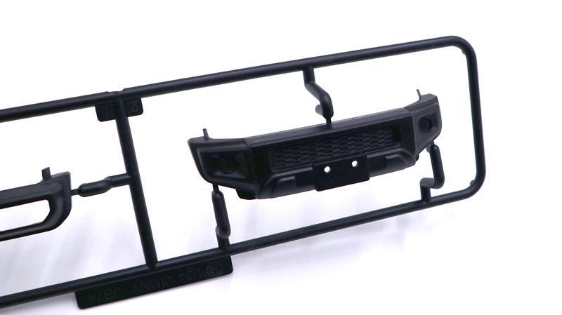 1/24 鈴木Jimny JB74 (JC/叢林綠) 模型零件板,展示保險桿細節。