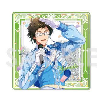 二階堂大和手持麥克風,穿藍色制服,背景為閃亮裝飾的偶像星願收藏品。