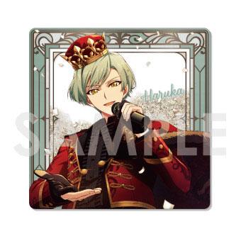 M.亥清悠閃閃立牌,身穿紅色禮服,頭戴皇冠,手持麥克風演唱。