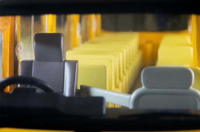 Tomica Limited Vintage Neo LV-N348a 豐田幼兒專用車(黃)內部,可見駕駛座及多個黃色座位。