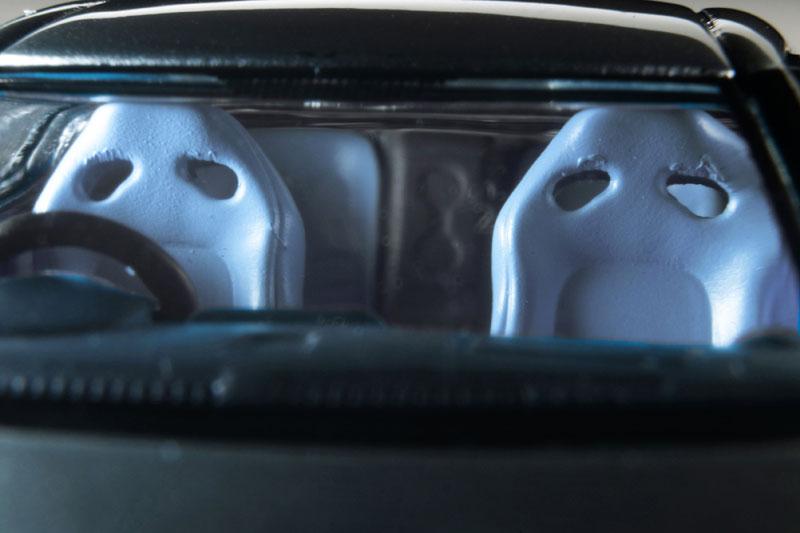 Tomica Limited Vintage Neo LV-N350a NISSAN GT-R Premium edition 2025 model (銀)的車廂內景,可見淺色座椅。