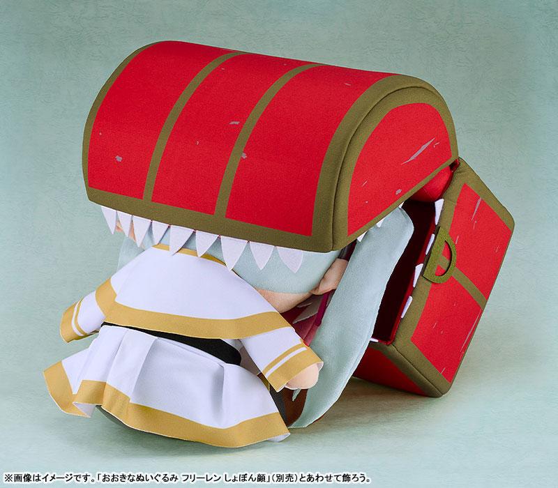 大型毛公仔 葬送的芙莉蓮 擬型怪,紅色寶箱造型張開大口,露出芙莉蓮人偶部分身體。