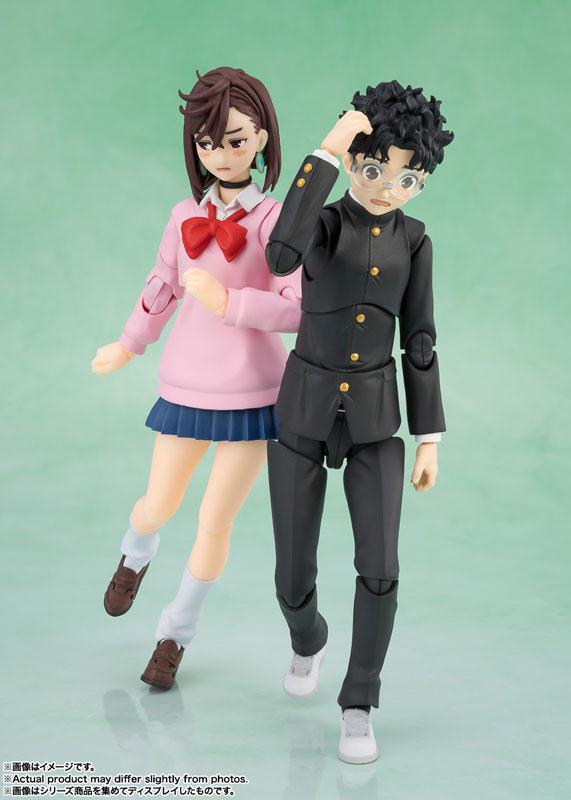 S.H.Figuarts 厄卡倫 『膽大黨』可動人偶,展示穿著學生制服的兩款人物模型。