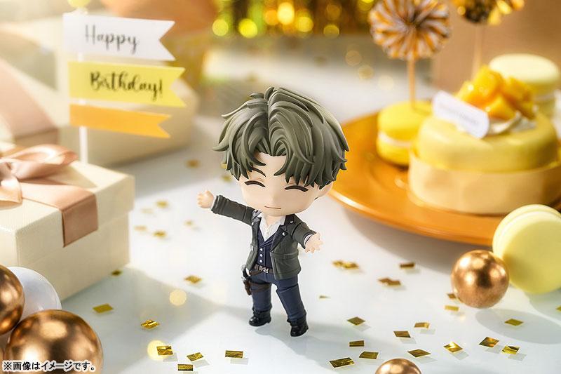 黏土人 柏源,微笑著張開雙臂,背景有生日裝飾、禮物和甜點。