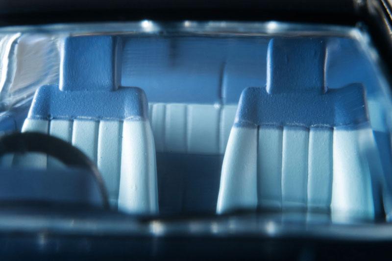 Tomica LV-N284d 豐田 Corolla Levin 83年式藍色車款內裝,藍白雙色座椅特寫。