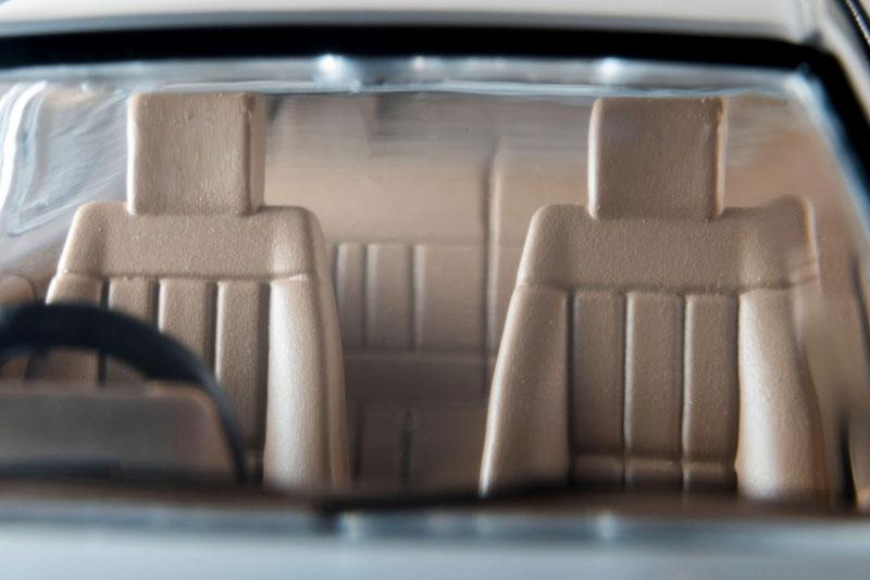 Tomica Limited Vintage Neo LV-N284e 豐田 Corolla Levin 83年式內裝,米色座椅。