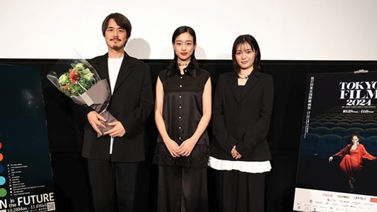 河合由美 (Yumi Kawai)、吉田水木 (Mizuki Yoshida) 和《驀然回首》導演 Kiyotaka Oshiyama 在第 37 屆東京國際電影節上致辭！