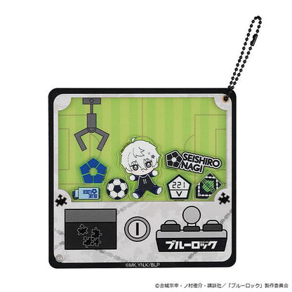 [預訂] 藍色監獄 凪誠士郎 夾娃娃機風鑰匙圈，足球場景背景，角色圖案在其中。