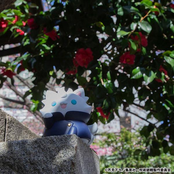 [預訂] 五條悟喵咪軟膠模型，身穿制服，置於石牆上，背景為紅花綠葉。