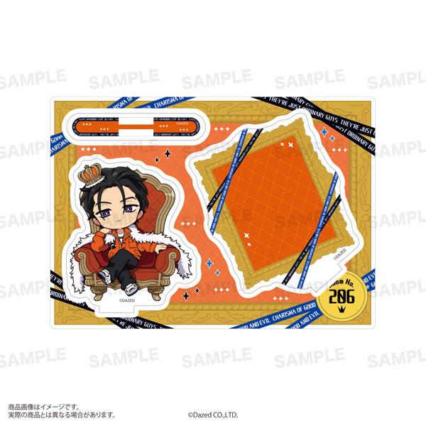 伊藤文也玉座立牌預訂圖，角色戴皇冠坐在寶座上，周圍裝飾有畫框及其他圖案。