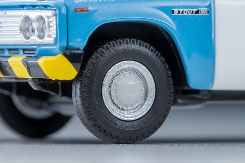 Tomica Limited Vintage LV-188d 豐田 Stout 拖吊車 (JAF) 的車輪及前保險桿特寫。