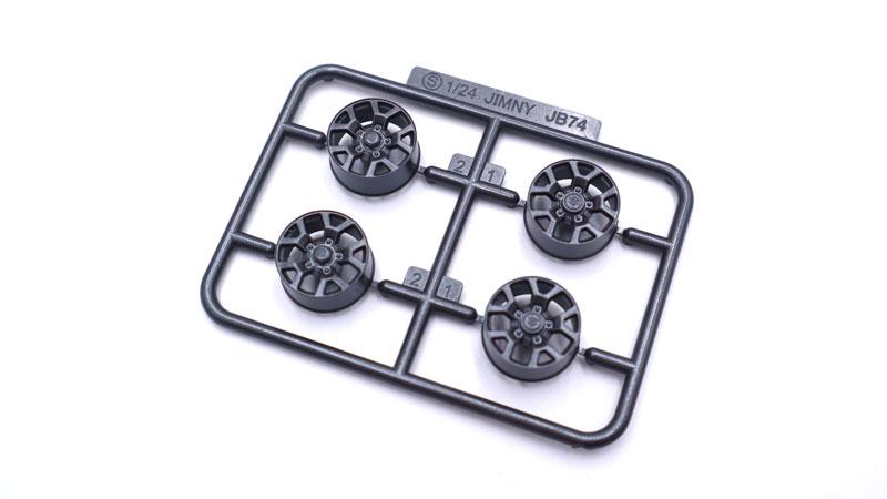 1/24 鈴木Jimny JB74模型零件：輪胎組，塑膠射出框架。