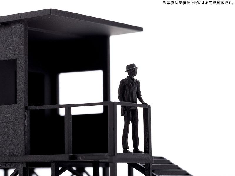 [預訂] 金曜Roadshow 模型：人物站在黑色建築結構露台上。