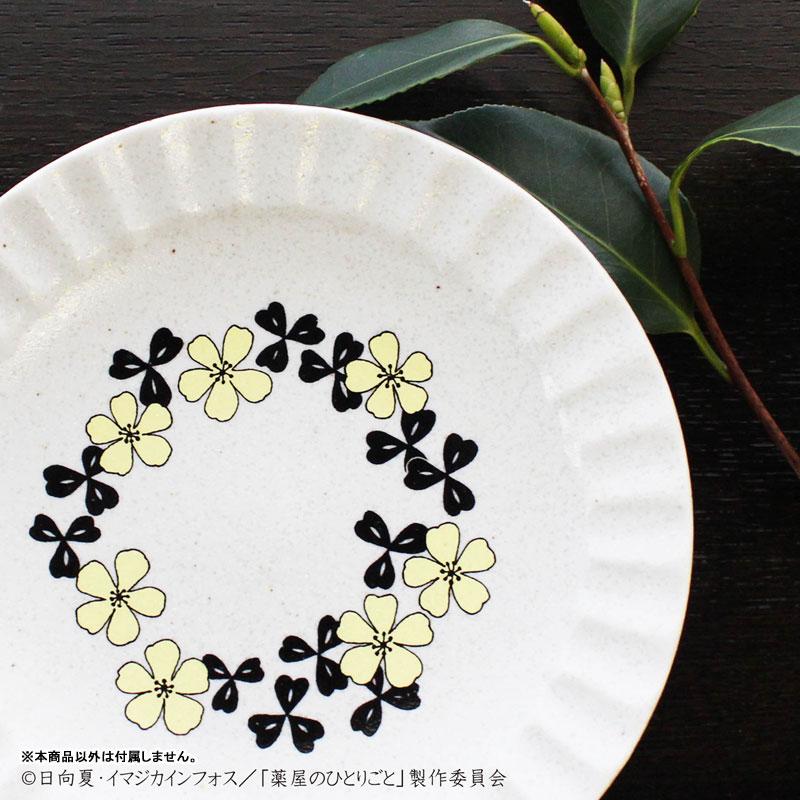 美濃燒宵夜盤，白色盤面，花朵與黑色三葉草環繞設計。