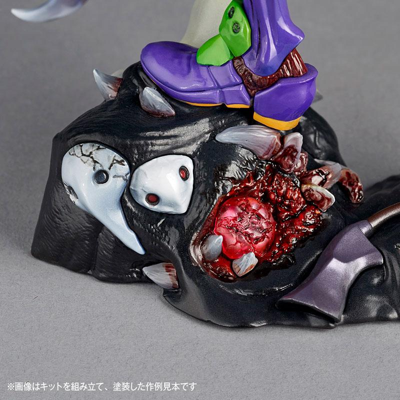 EVA初號機暴走模型，腳踩怪物底座及血肉細節。