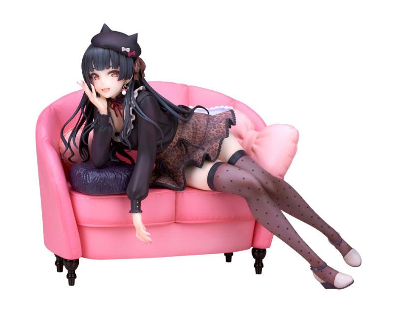 [預訂] 偶像大師 閃耀色彩 黛冬優子 私♡下♡密♡談Ver. 1/8 完成品模型，斜躺粉色沙發。