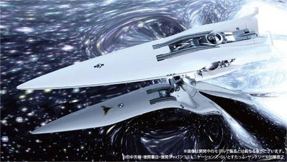 [預訂] 銀河英雄傳說 帝國總旗艦 伯倫希爾 1/8000 模型，白色艦體於星空中飛行。