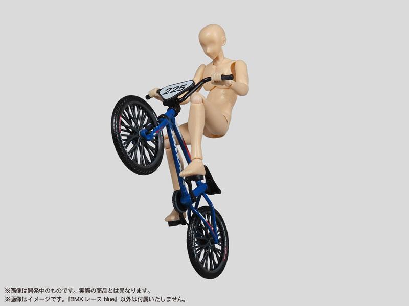 藍色BMX賽車塑膠模型，人偶展示翹孤輪。
