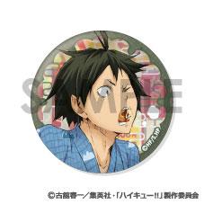 排球少年！！浴衣全息徽章，其中一款設計，角色身穿浴衣，背景為和風圖案。