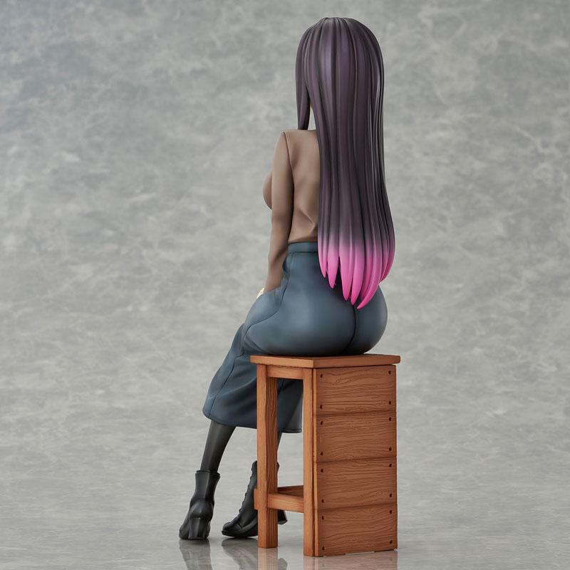 [預訂] 美術部的麗香老師完成品模型：麗香老師背對鏡頭坐在木凳上，長髮漸變粉色。
