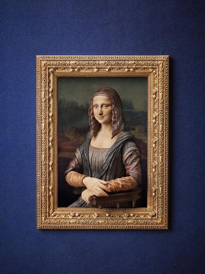 萊昂納多·達文西《蒙娜麗莎》figma桌面美術館模型，金色畫框，藍色背景。