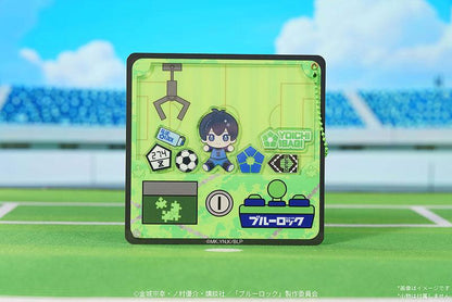 [預訂] 藍色監獄 潔世一 HUGGY系列鑰匙圈，夾娃娃機風格設計，包含足球、拼圖等元素。