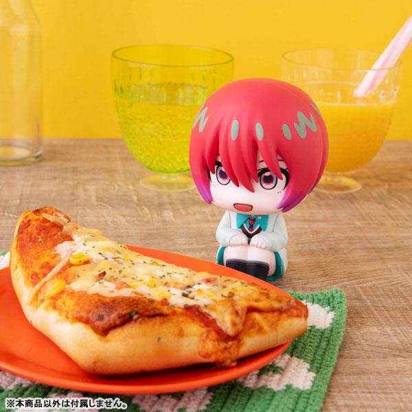 天手讓葉(瑪秋)完成品模型，坐姿，旁有披薩及飲料。