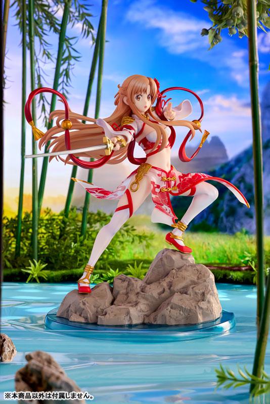 (KADOKAWA限定特典) KDcolle『刀劍神域』亞絲娜 涼麗佳人ver. 1/7 完成品模型，手持劍，紅色服裝，站在岩石上。