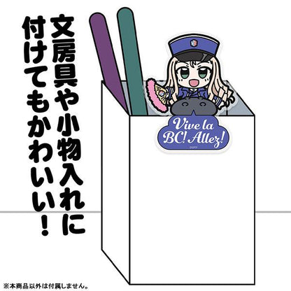 「少女與戰車 最終章」瑪莉壓克力夾子：瑪莉角色立於筆筒上，手持扇子。