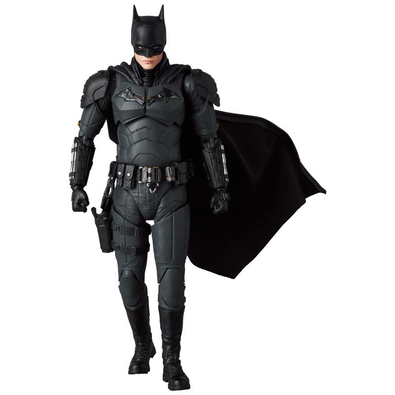 MAFEX No.188 THE BATMAN（再售）可動人偶，黑色戰衣搭配披風站姿。