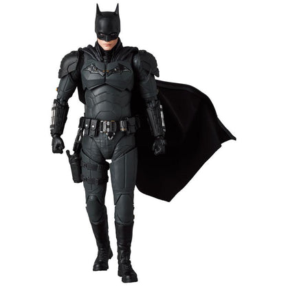 MAFEX No.188 THE BATMAN（再售）可動人偶，黑色戰衣搭配披風站姿。