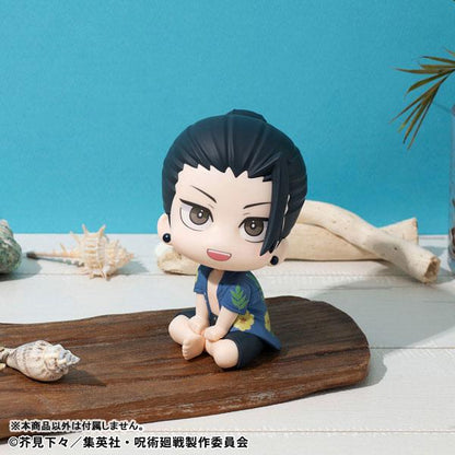 [預訂] 夏油傑沖繩ver.完成品模型，身穿夏威夷襯衫，坐在木頭上。