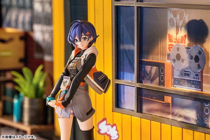 POP UP PARADE SP 絕區零 鈴 完成品模型，站立姿勢，背景為街景。