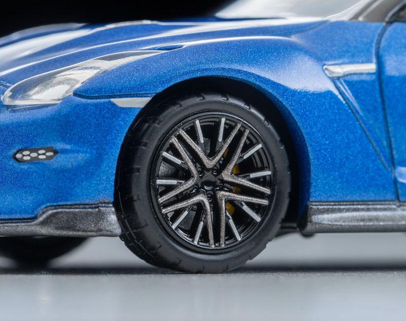 [預訂] Tomica Limited Vintage Neo LV-N350b NISSAN GT-R Premium edition 2025 model (青) 近攝車輪及車身細節。