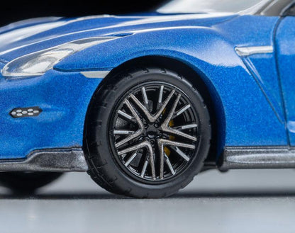[預訂] Tomica Limited Vintage Neo LV-N350b NISSAN GT-R Premium edition 2025 model (青) 近攝車輪及車身細節。