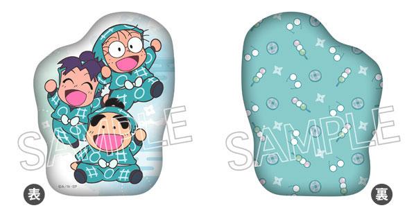 [預訂] 忍者亂太郎 模切靠墊，正面為亂太郎、霧丸、新兵衛卡通圖案，背面為淺藍色幾何圖案。