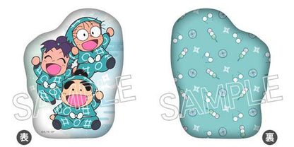 [預訂] 忍者亂太郎 模切靠墊，正面為亂太郎、霧丸、新兵衛卡通圖案，背面為淺藍色幾何圖案。