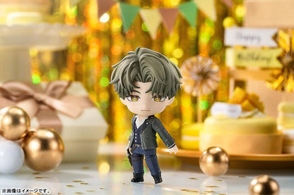 黏土人 柏源，立姿展示，背景為生日裝飾，包含蛋糕、禮物盒。