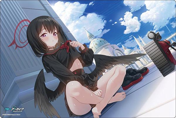 [預訂] 武士道橡膠墊，蔚藍檔案麻白紀念大廳插圖ver.，麻白坐姿，背景為建築物及天空。