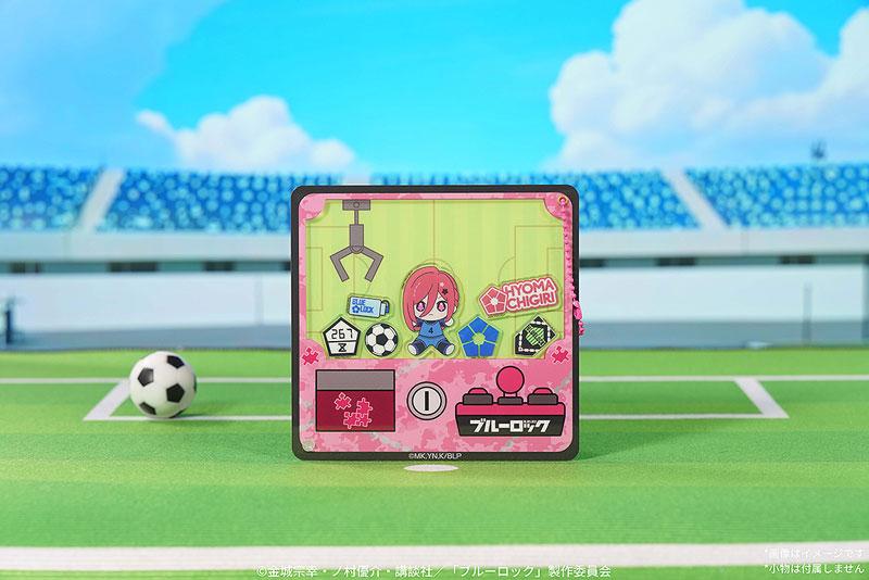 HUGGY系列夾娃娃機風鑰匙圈，藍色監獄千切豹馬人物圖案，背景足球場。