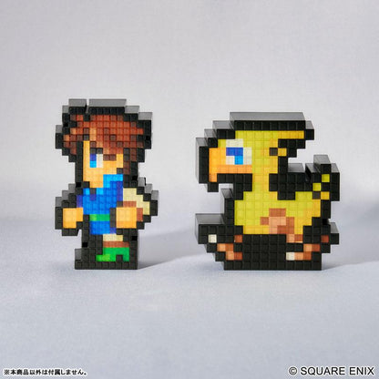 [預訂] 最終幻想 巴茲·克勞薩像素重製版模型，與黃色陸行鳥像素模型並排展示。