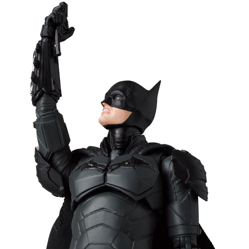 MAFEX No.188 THE BATMAN可動人偶，舉手持配件，細緻盔甲造型。