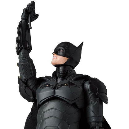 MAFEX No.188 THE BATMAN可動人偶，舉手持配件，細緻盔甲造型。